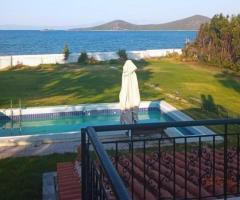 Λειβανατες βιλλα 650τμ εφαπτομενη στο κυμα σε 8 στρεμματα