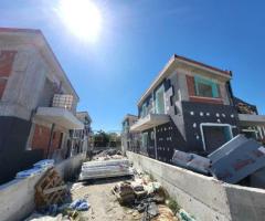 Χαλκιδική, Καλλικράτεια : Πωλείται Μεζονέτα 88τ.μ. προσόψεως σε ισόγειο 2 επιπέδων.