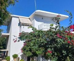 Πωλείται παραθαλάσσιο ακίνητο στην παραλία του του Ελαιώνα Αιγίου, μόλις 70 μ. απ